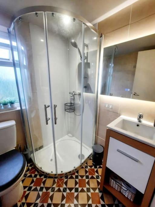Alross Studio Flat / Private Bathroom Londra Exterior foto