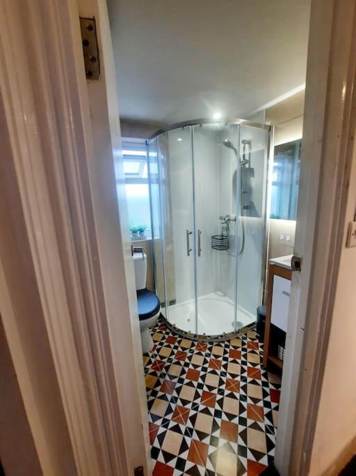 Alross Studio Flat / Private Bathroom Londra Exterior foto