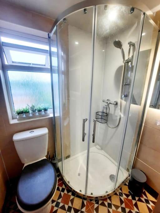 Alross Studio Flat / Private Bathroom Londra Exterior foto